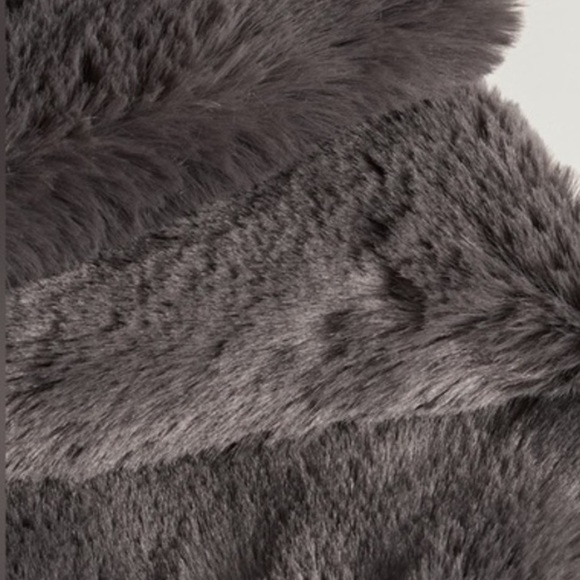 NWT UnHide Lil’ Marsh Charcoal Faux Fur Blanket - Picture 4 of 5